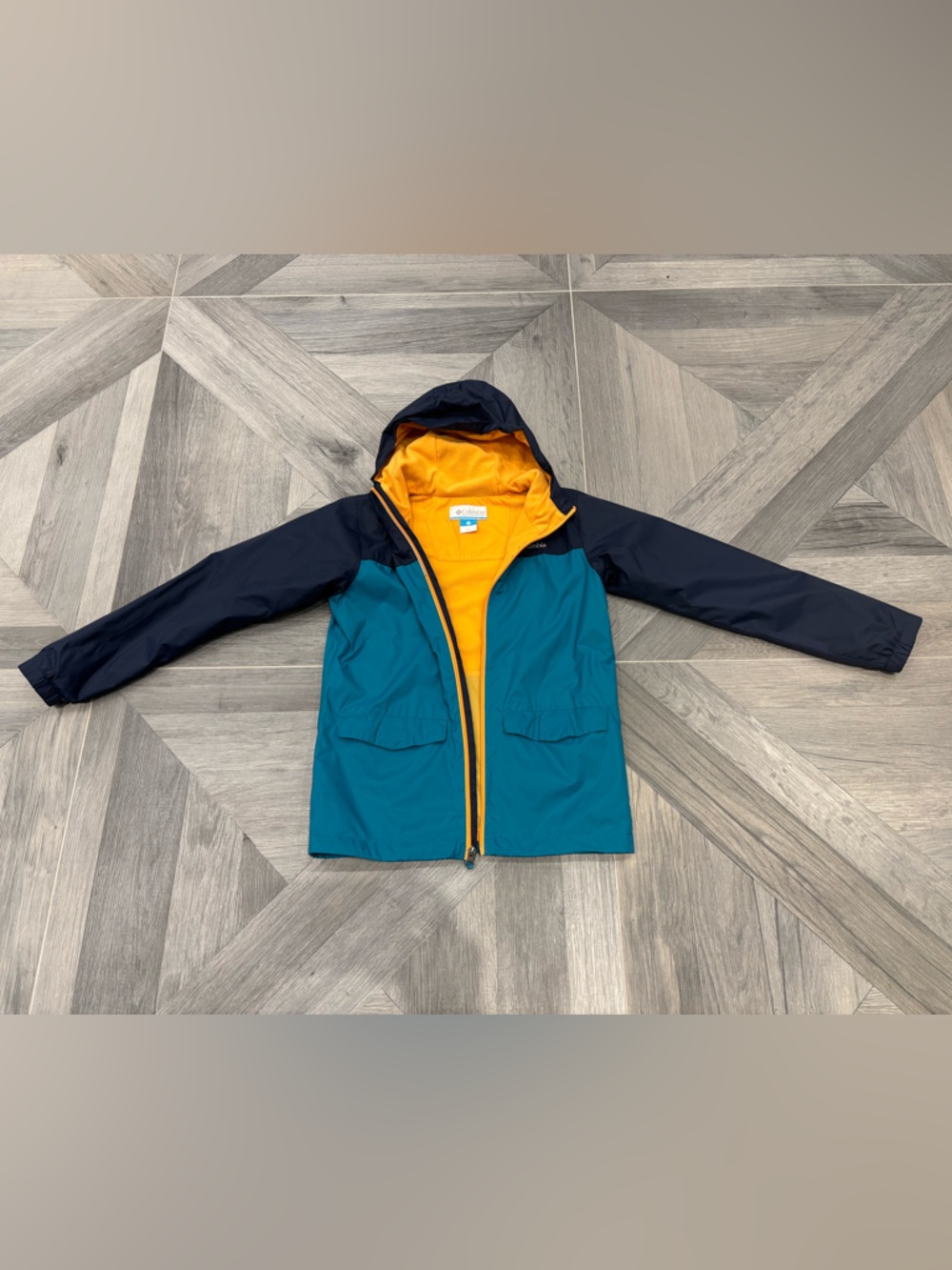 Columbia Hooded Rain Jacket - M (10/12)